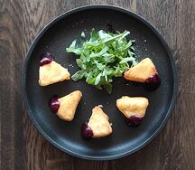 Жареный камамбер с ягодным соусом