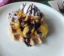 Венские вафли с карамелизированными бананами