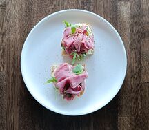 Брускетта с пастрами