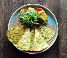 Икра из овощей с чипсами из тортильи с песто