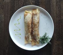 Блины с куриным филе су-вид и грибным соусом