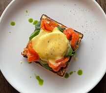 Картофельная вафля с пармезаном, яйцом Бенедикт и лососем