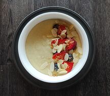 Каша пшеничная на миндальном молоке с ягодами