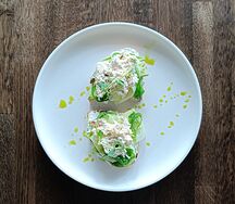 Брускетта с крабом