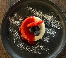 Чизкейк с ягодным соусом