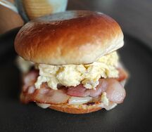 Утренний бургер со скрамблом, сыром и беконом