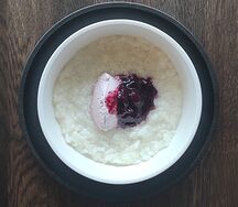 Каша рисовая с ягодным соусом