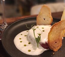 Тартар из говядины с муссом из пармезана