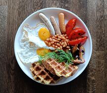 Английский завтрак с мини-колбасками