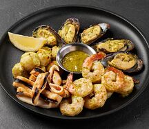 Морепродукты в чесночном соусе
