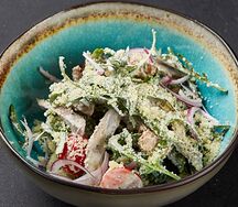 Салат с руколой, языком и грибами
