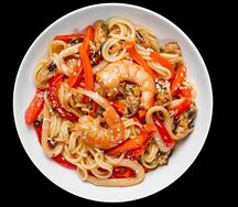 Рамен с морским коктейлем, обжаренный с овощами
