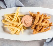 Хрустящие куриные палочки в панировке с фри и соусом