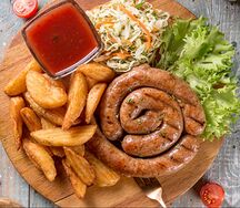 Мюнхенские колбаски с гарниром и соусом
