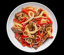 Рамен со свининой, обжаренной с овощами