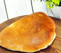Закрытая пицца с колбасой и овощами