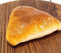 Пирожок с капустой и яйцом