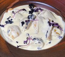 Равиоли с лососем и тобико