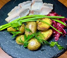 Селедка с картошкой и маринованным луком