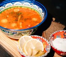 Солянка с копчеными ребрами