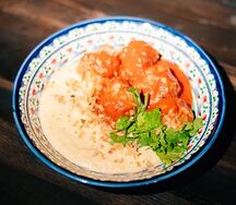 Картофельное пюре с фрикадельками в томатном соусе