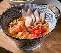 Том ям с креветками и цыплёнком