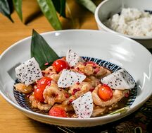 Медовый цыплёнок с питахайя и личи