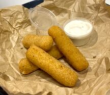 Сырные палочки с соусом тартар