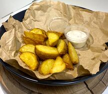 Картофель по-деревенски с чесночным соусом