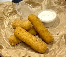 Двойная порция сырных палочек с соусом
