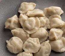 Вареные пельмени с говядиной и курицей