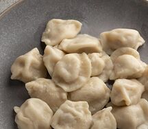 Вареные пельмени из говядины с грибами и зеленью