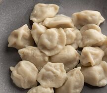 Вареные пельмени с курицей