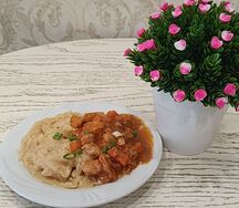 Гороховое пюре с курицей в томатном соусе