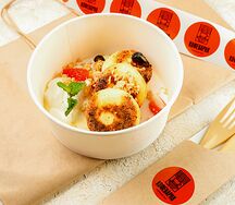 Сырники с ягодами и арахисовой халвой 