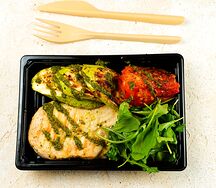 Куриная грудка гриль с цукини и томатом с соусом песто