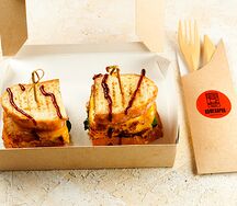 Сэндвич с куриной котлетой и соусом четыре сыра 