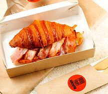 Круассан с беконом и скрэмблом 