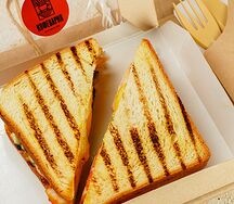 Сэндвич с куриной грудкой и рукколой 