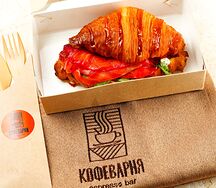 Круассан с лососем 