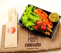 Стейк лосося в терияки со стручковой фасолью и мини-кукурузой