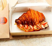 Круассан миндальный с заварным кремом 