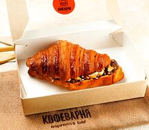 Круассан с Нутеллой и орехами  