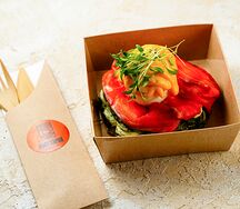 Оладьи зеленые с лососем и яйцом под сырным соусом 