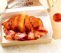 Круассан с пармой, скрэмблом и сырным соусом