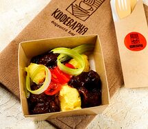 Томленые говяжьи щечки с картофельным пюре