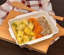 Печень в соусе с овощным гарниром 