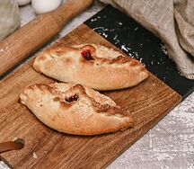 Пирожок с красной смородиной