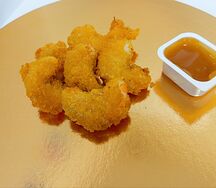 Креветки в кляре с соусом