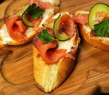 Брускетта с лососем